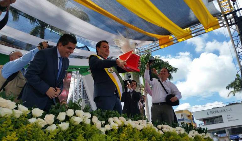 Durante la posesión el alcalde de Armenia liberó varias palomas como signo de paz