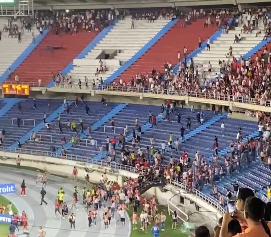 Momentos en los que se registraban disturbios en el estadio Metropolitano (Cortesía)