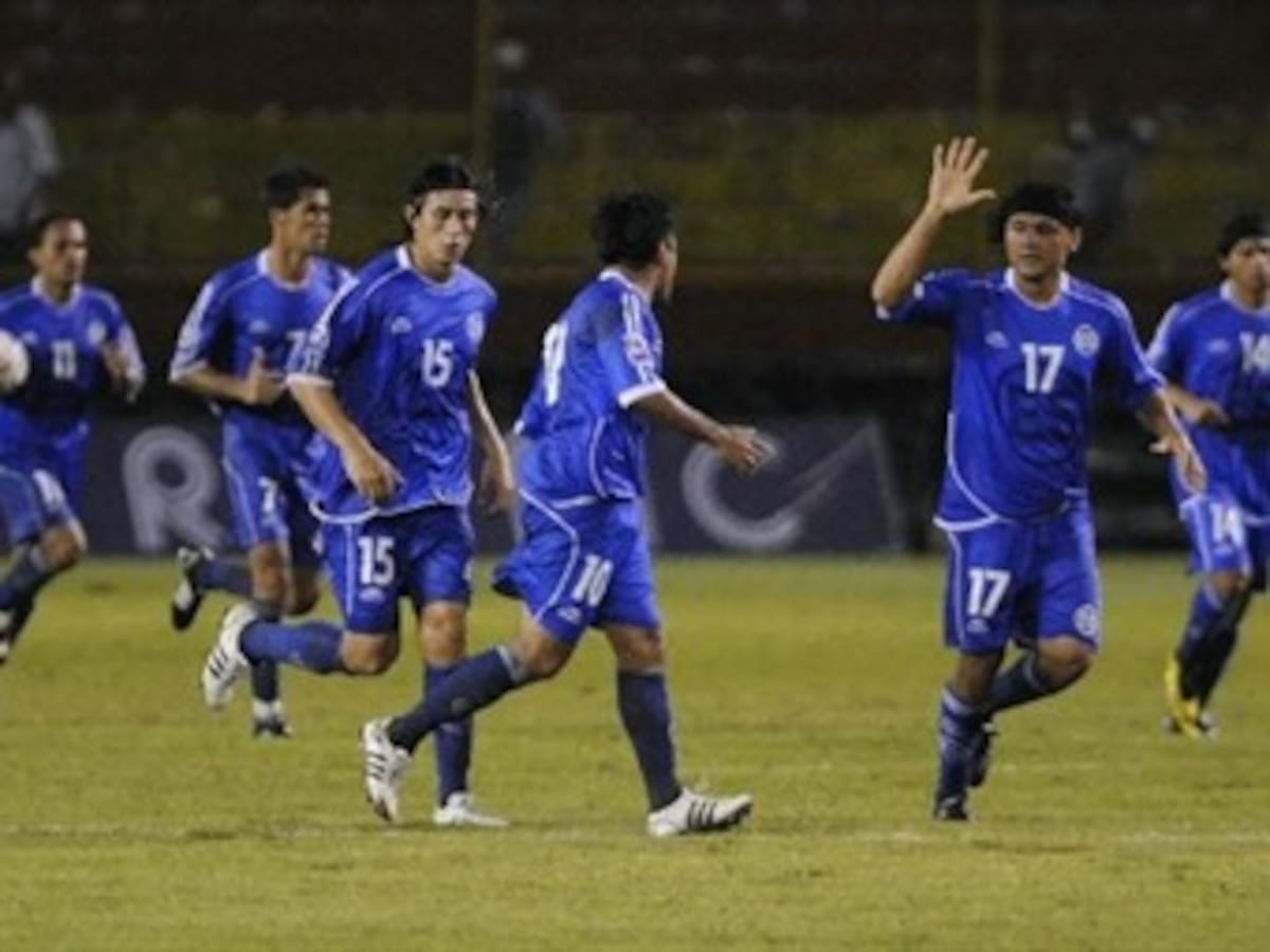 La FIFA multa a El Salvador por incidentes en partido de eliminatorias