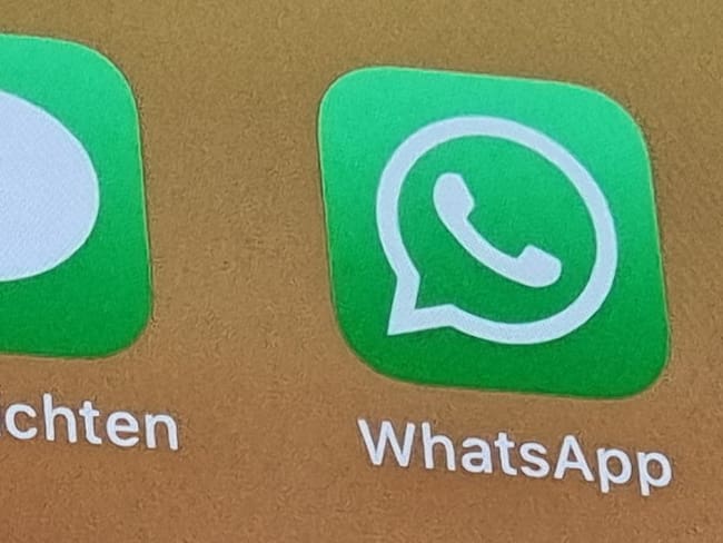 ¿Cómo cambiar el logo de WhatsApp a color dorado para año nuevo 2022?