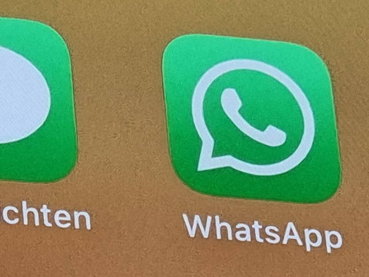 ¿Cómo cambiar el logo de WhatsApp a color dorado para año nuevo 2022?