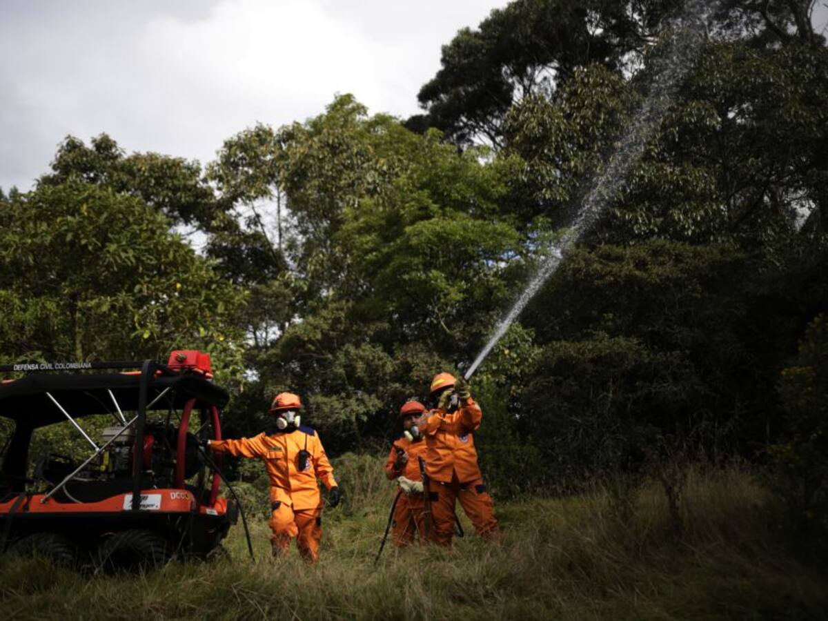 Inician labores por vía aérea para apagar incendio forestal en Boyacá