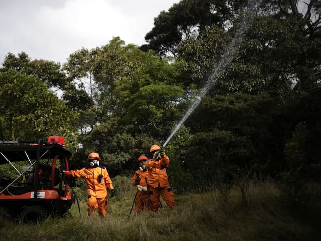 Inician labores por vía aérea para apagar incendio forestal en Boyacá