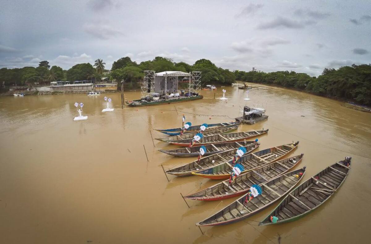 El artista hizo su presentación desde un planchó sobre el río Sinú. Foto: El Roble Producciones