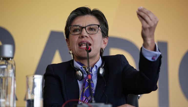 Claudia López durante el debate de precandidatos presidenciales en la emisora la W.