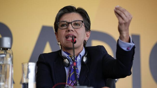 Claudia López durante el debate de precandidatos presidenciales en la emisora la W.