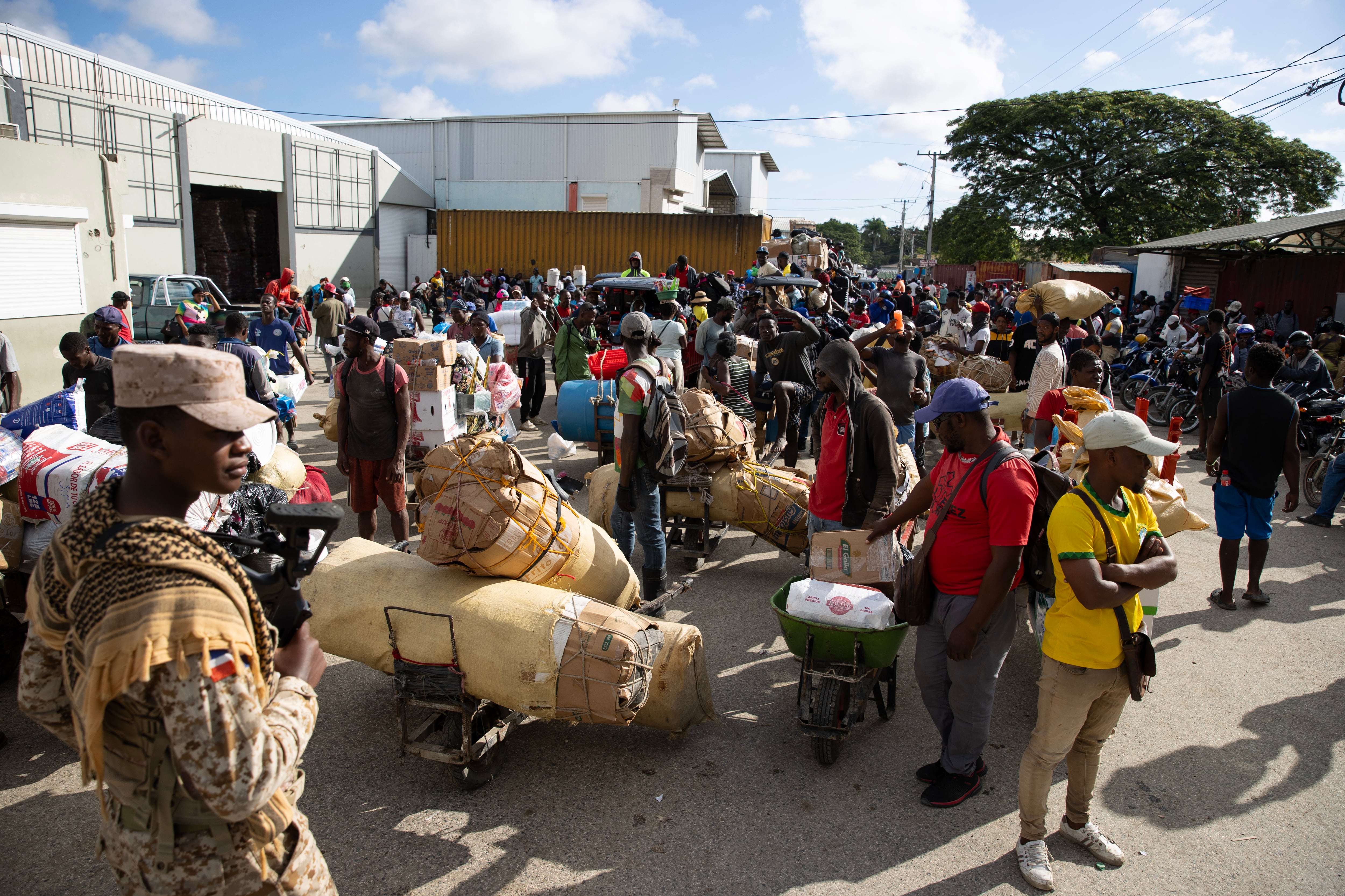 ACOMPAÑA CRÓNICA: REPÚBLICA DOMINICANA HAITÍ  AME3638. ELÍAS PIÑA (REPÚBLICA DOMINICANA), 29/04/2025.- Un integrante (i) del Cuerpo Especializado de Seguridad Fronteriza Terrestre (Cesfront) vigila el paso fronterizo este lunes, en Elías Piña (República Dominicana). El hasta hace poco dinámico mercado binacional en la localidad de Elías Piña, oeste de República Dominicana, presenta un aspecto totalmente distinto, con muy poca actividad, a causa del temor a la violencia en Haití por el avance de las bandas criminales en poblados cercanos a este punto fronterizo. EFE/ Orlando Barría