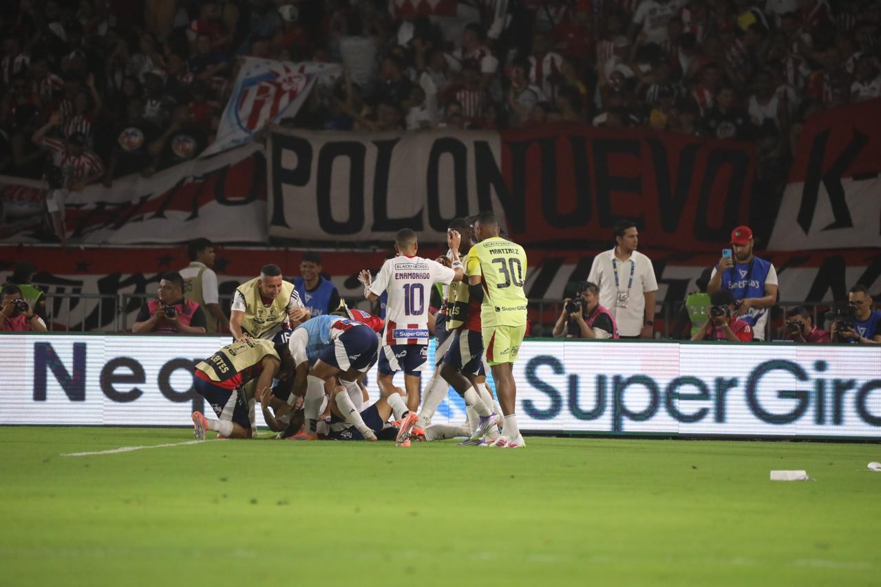 Los jugadores del Junior celebran uno de sus goles ante el Tolima / Colprensa.