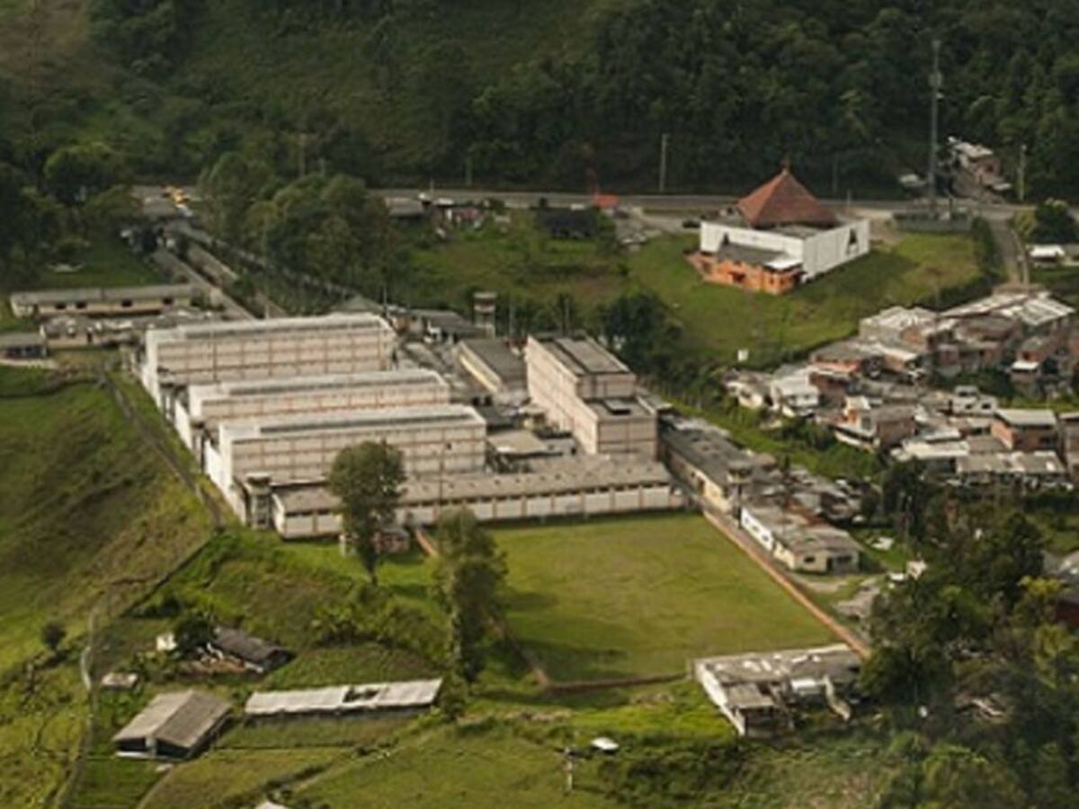 Funcionario del INPEC habría intentado entrar droga a cárcel de Manizales