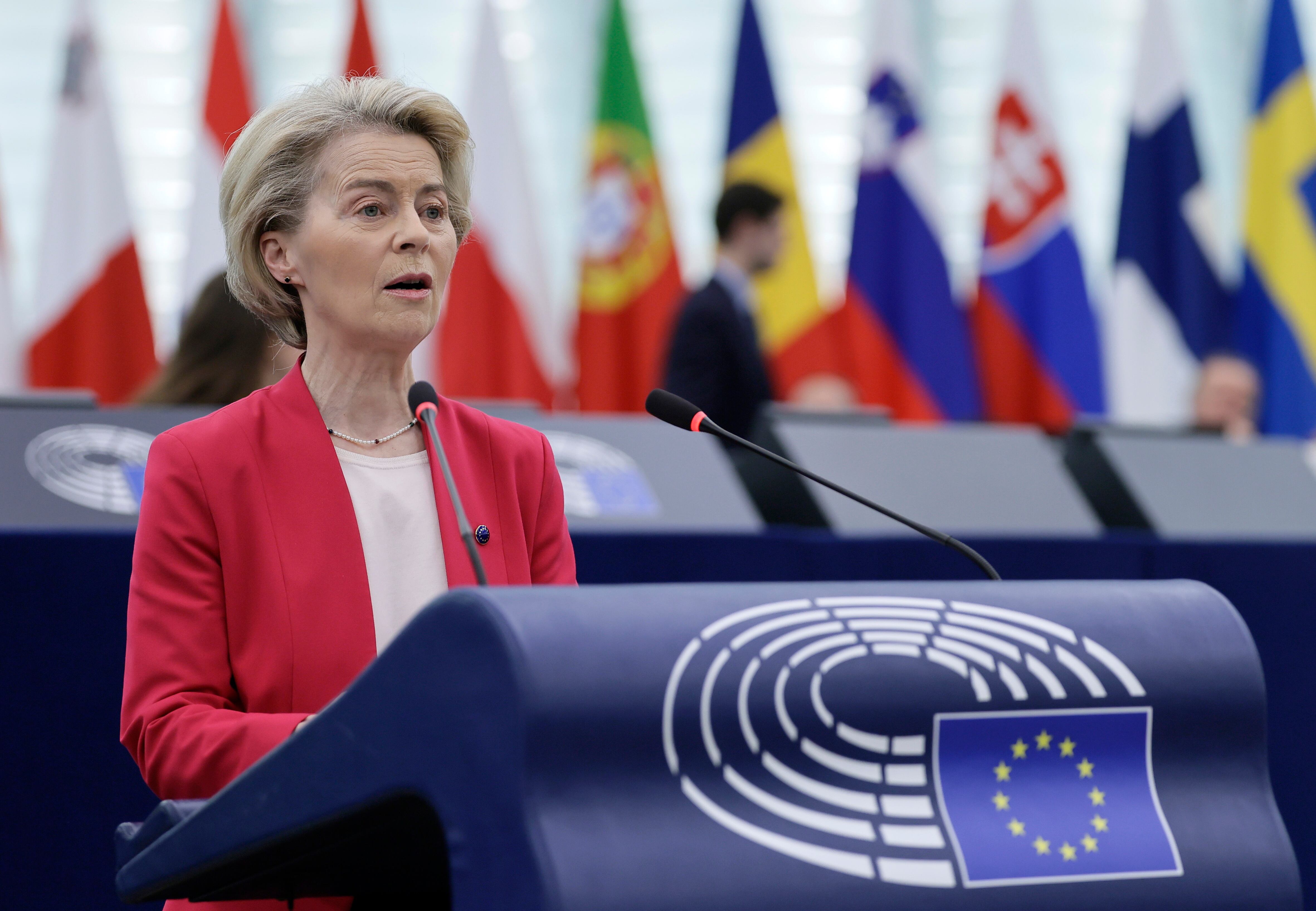 Strasbourg (France), 11/03/2025.- Ursula von der Leyen, European Commission President, speaks during a debate on 'European Council meetings and European Security' at the European Parliament in Strasbourg, France, 11 March 2025. The EU Parliament's session runs from 10 till 13 March 2025. (Francia, Estrasburgo) EFE/EPA/RONALD WITTEK