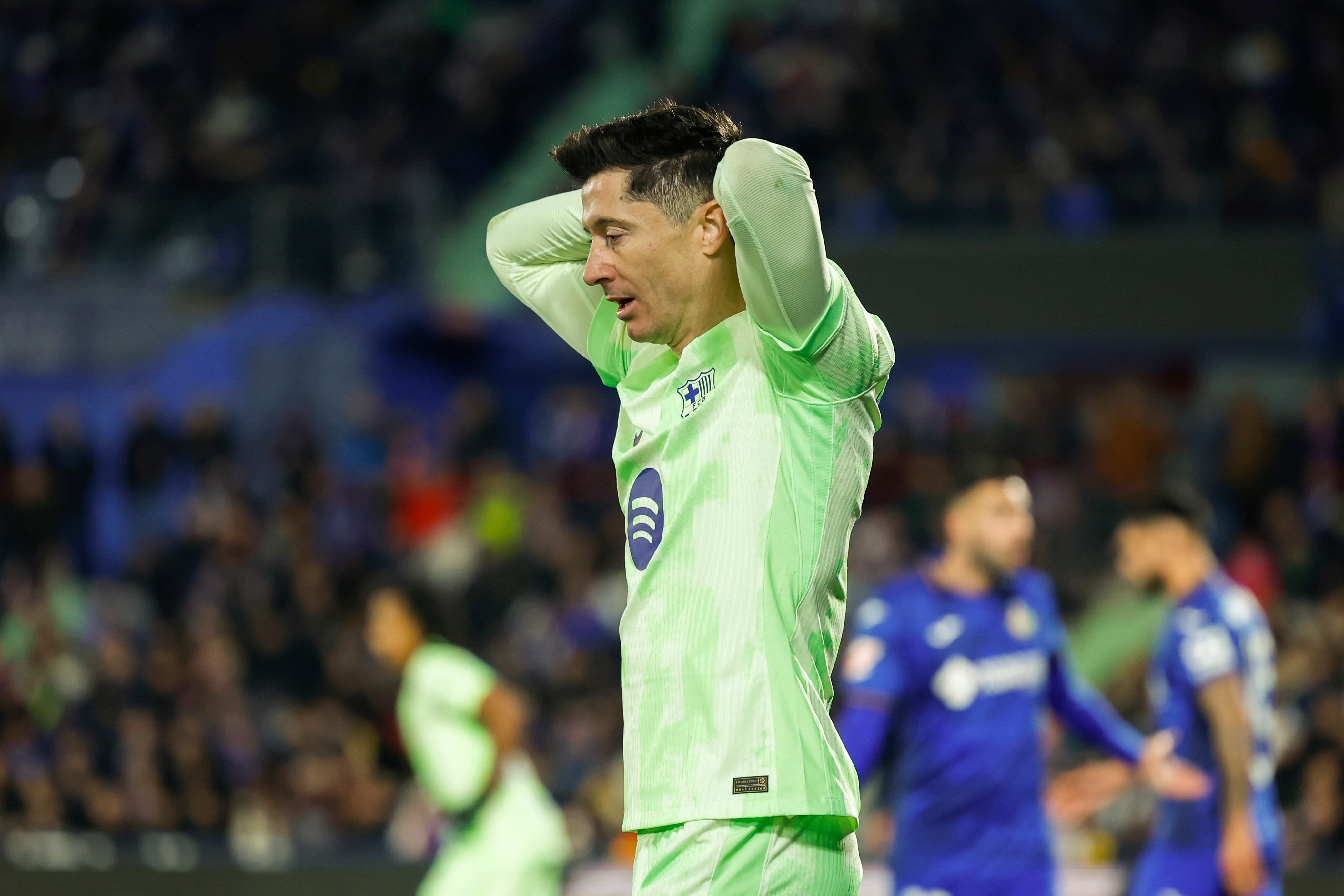 El delantero del Barcelona Robert Lewandowski, durante el partido de LaLiga de fútbol que Getafe CF y FC Barcelona disputan este sábado en el Coliseum. EFE/Kiko Huesca