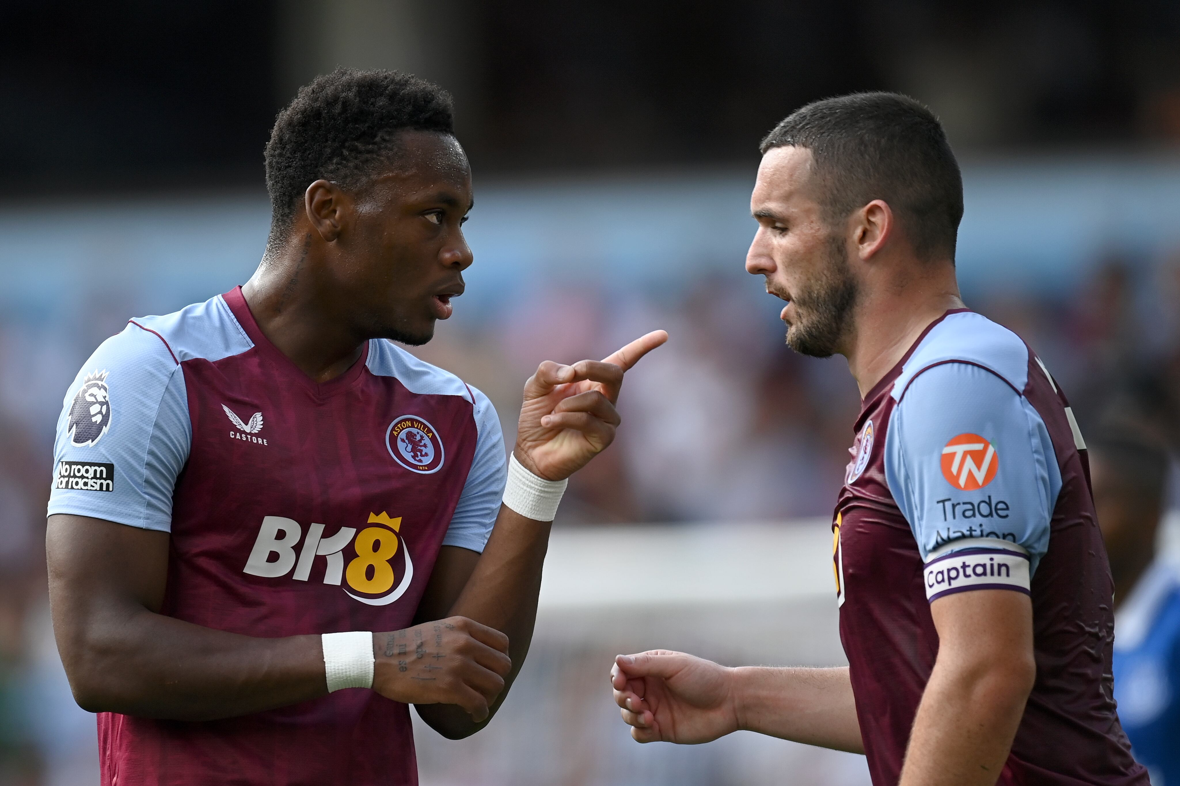 Jhon Jader Durán junto a John McGinn en el Aston Villa. (Photo by Neal Simpson/Sportsphoto/Allstar via Getty Images)