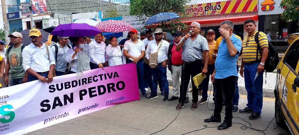 Docentes se plantaron frente a la Gobernación de Sucre para que nombren maestros