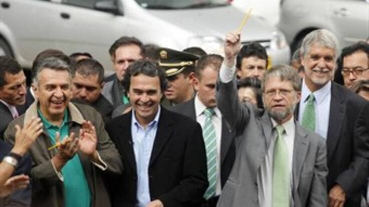 Mockus tiende puentes con Petro
