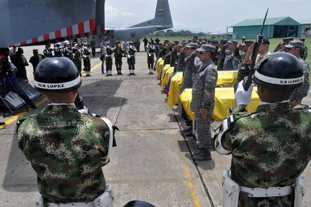 Miembros del Ejército y la Fuerza Aérea despidieron los feretros de los soldados asesinados por las Farc en una emboscada en  Buenos Aires, Cauca.