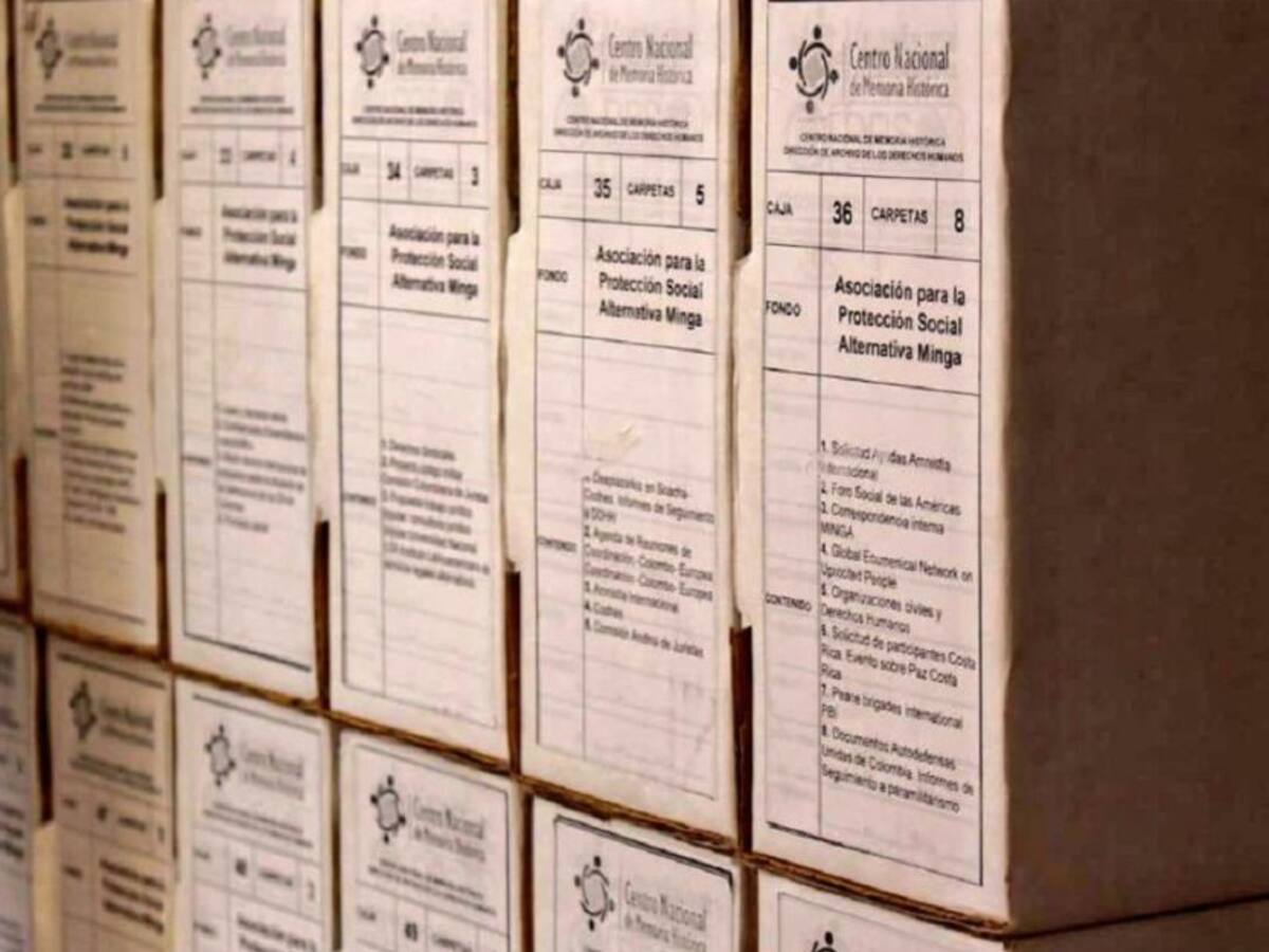 Víctimas del conflicto retiran archivos de 25 años de guerra en Colombia