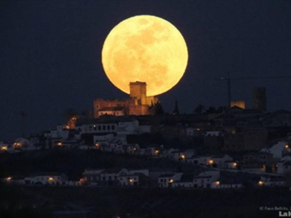 En fotos: la "superluna" alumbra al mundo