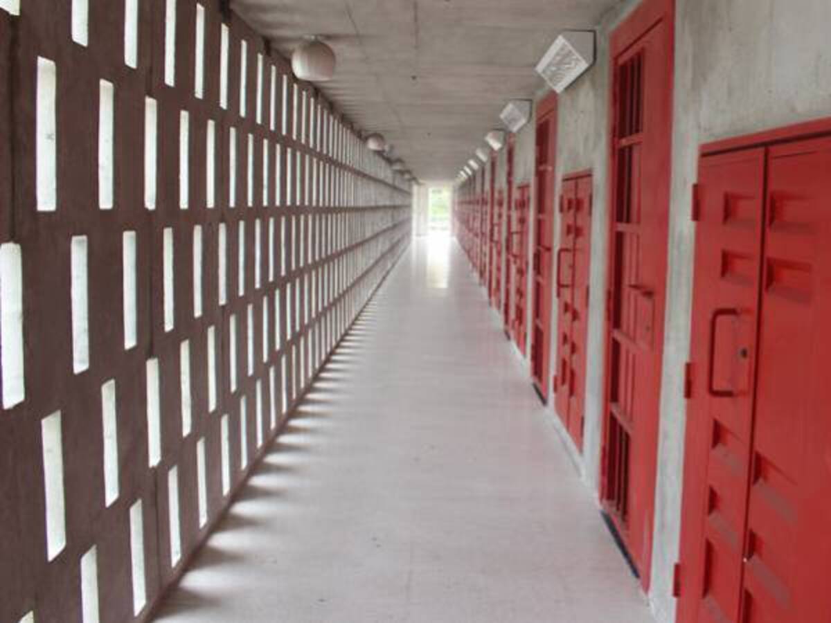 Trasladan 72 reclusos del calabozo con motín de políticos presos en Caracas