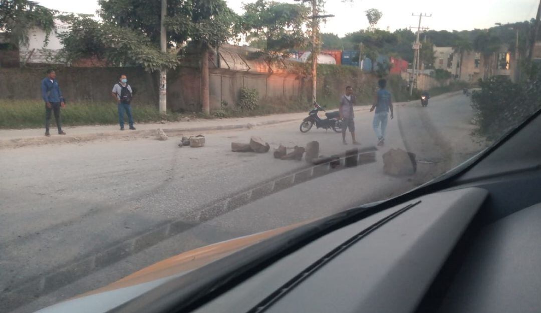 Los habitantes realizaron una manifestación ante el mal estado de la malla vial por el constante paso de vehículos pesados