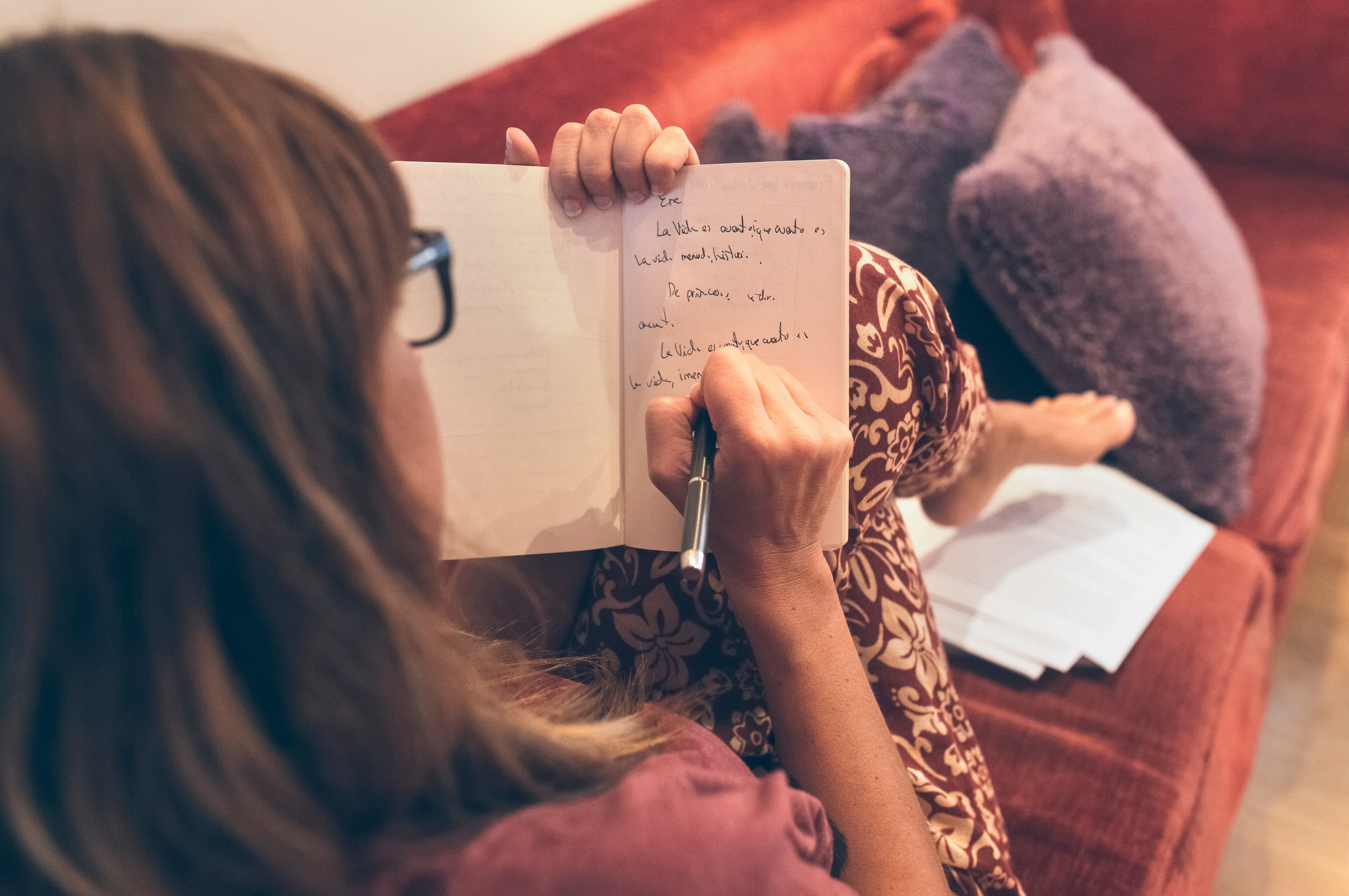 Mujer escribiendo en cuaderno (Getty Images)