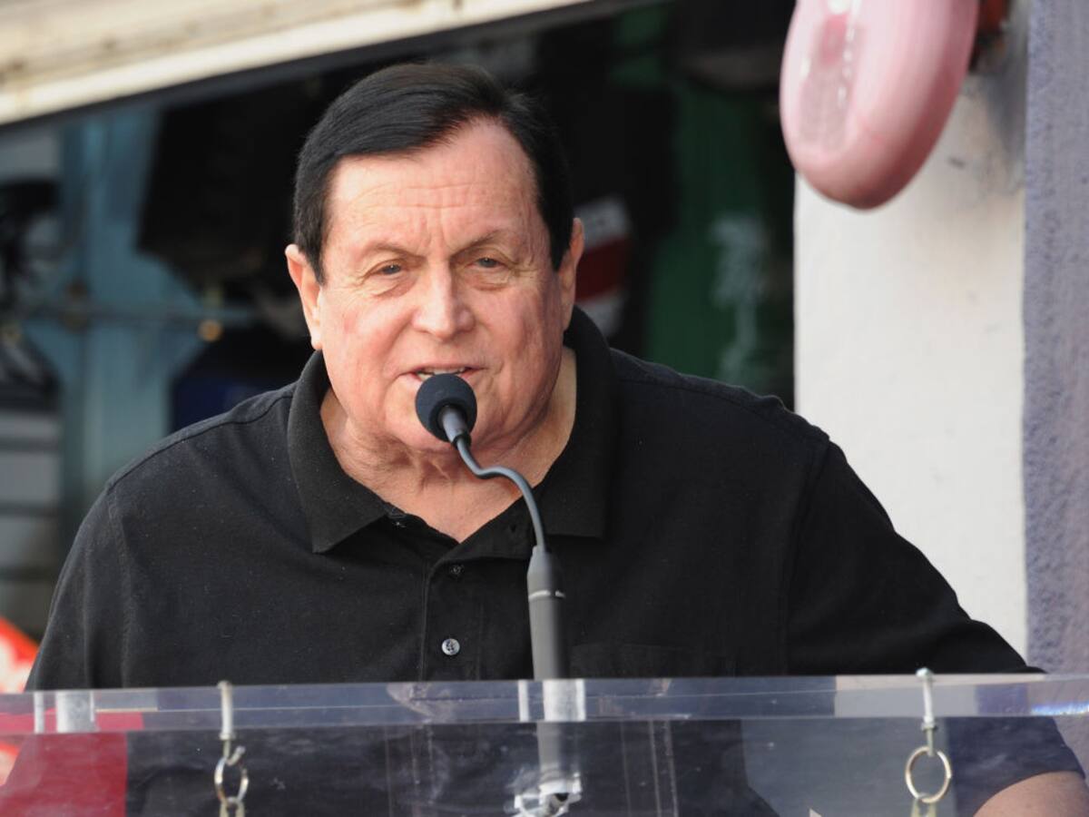 El actor Burt Ward creó comida que promete duplicar la vida de los perros y gatos