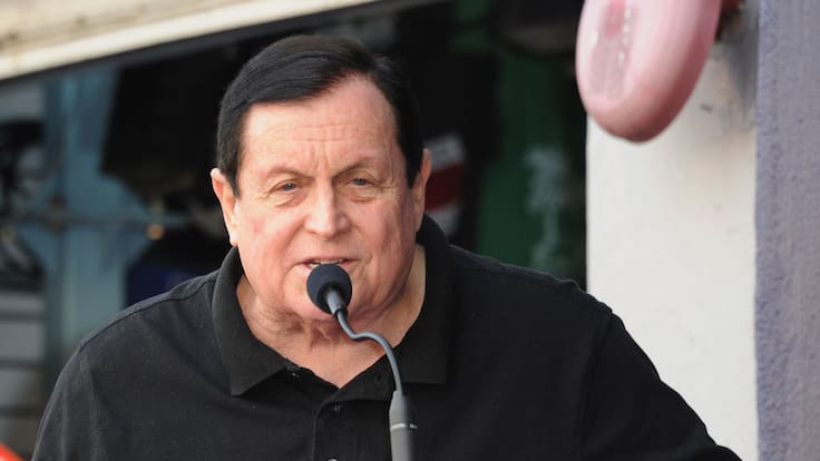 El actor Burt Ward creó comida que promete duplicar la vida de los perros y gatos