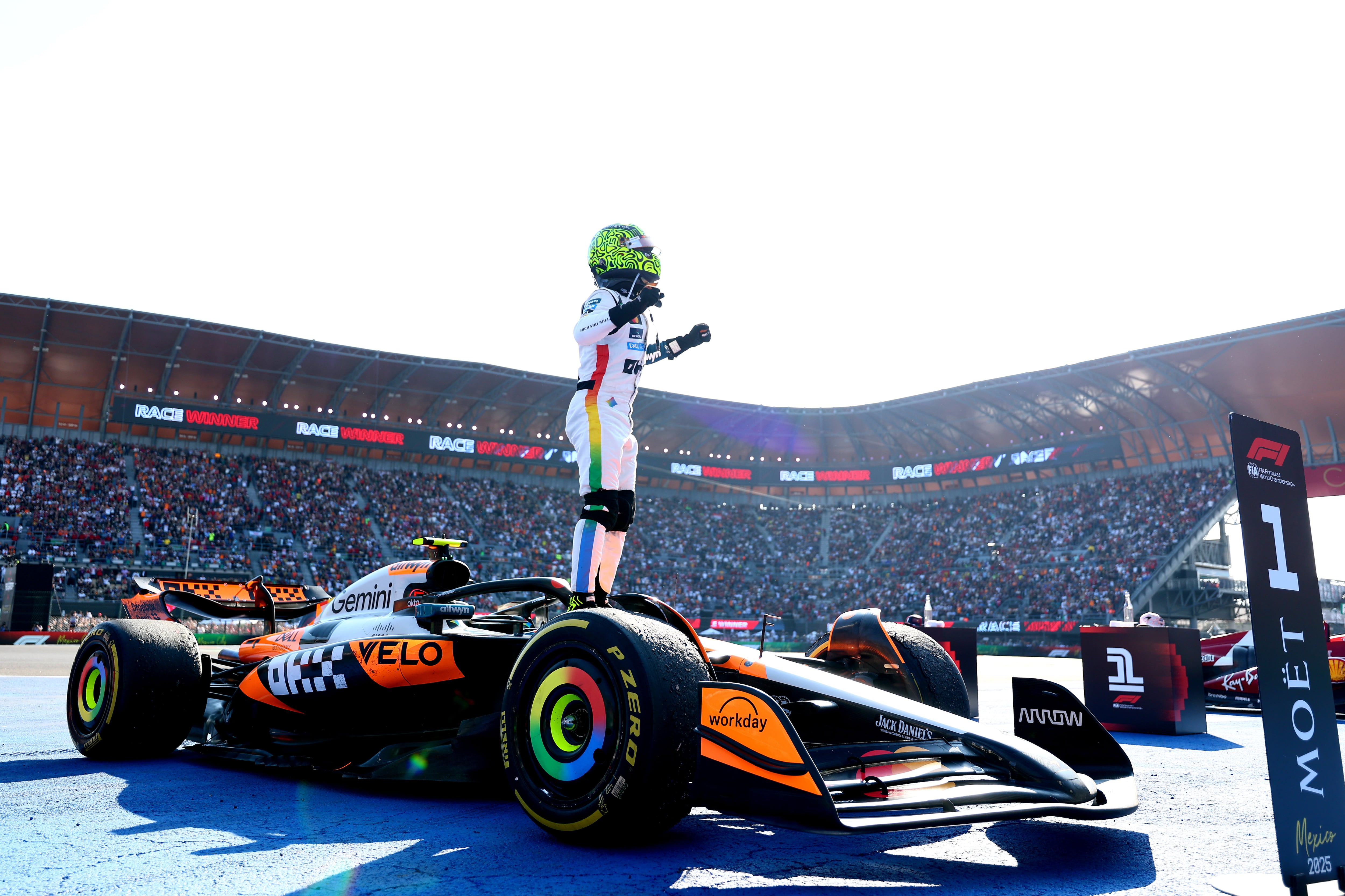 Lando NOrris celebra su victoria en el Gran Premio de México. (Photo by Bryn Lennon - Formula 1/Formula 1 via Getty Images)