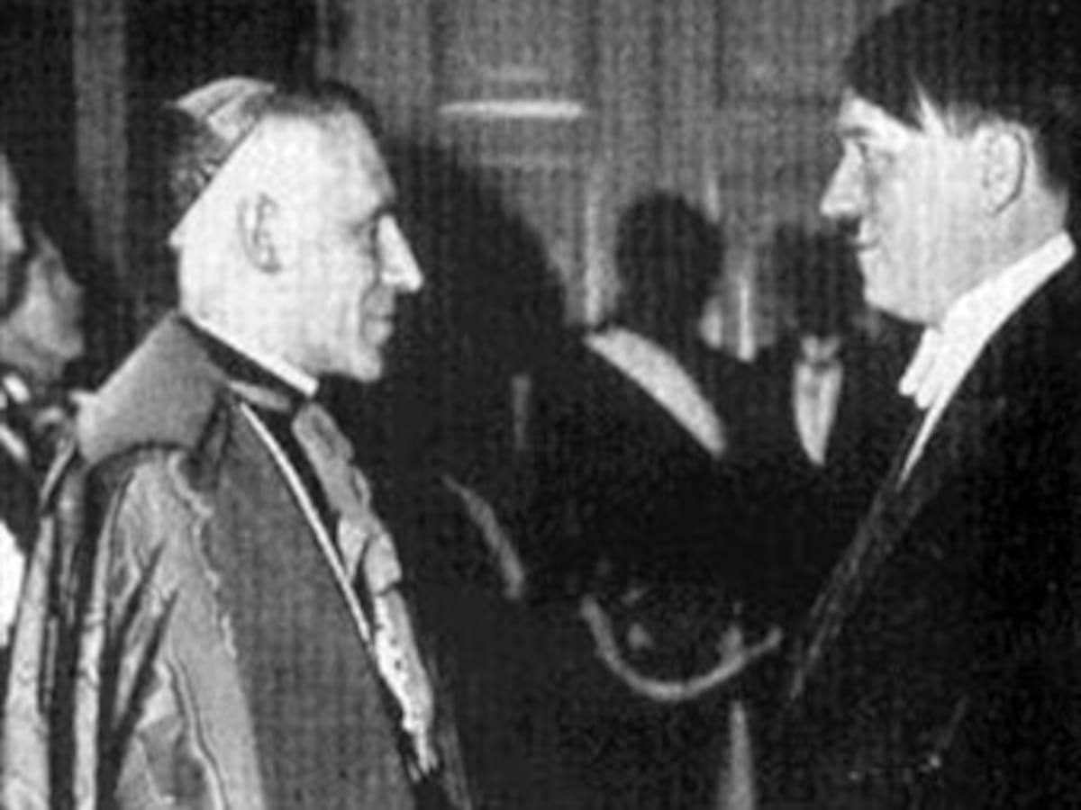 Hitler pretendió asesinar al papa Pío XII en represalia por el arresto de Mussolini