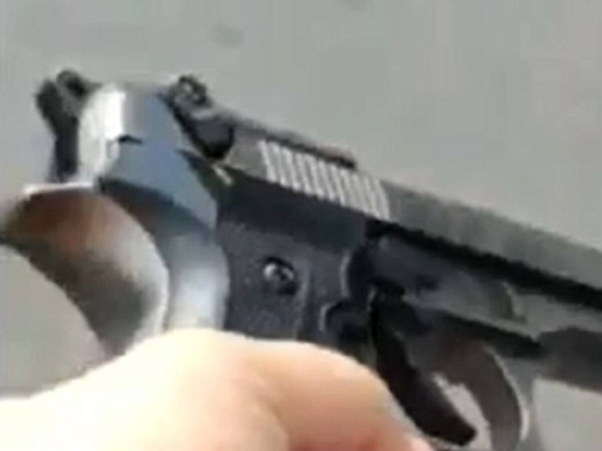 VIDEO: Investigan agente de tránsito que portaba un arma