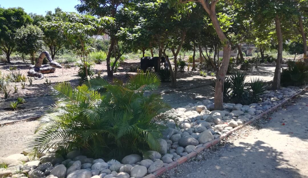 Sendero ecológico en el malecón de Cúcuta en las inmediaciones del puente Benito Hernández