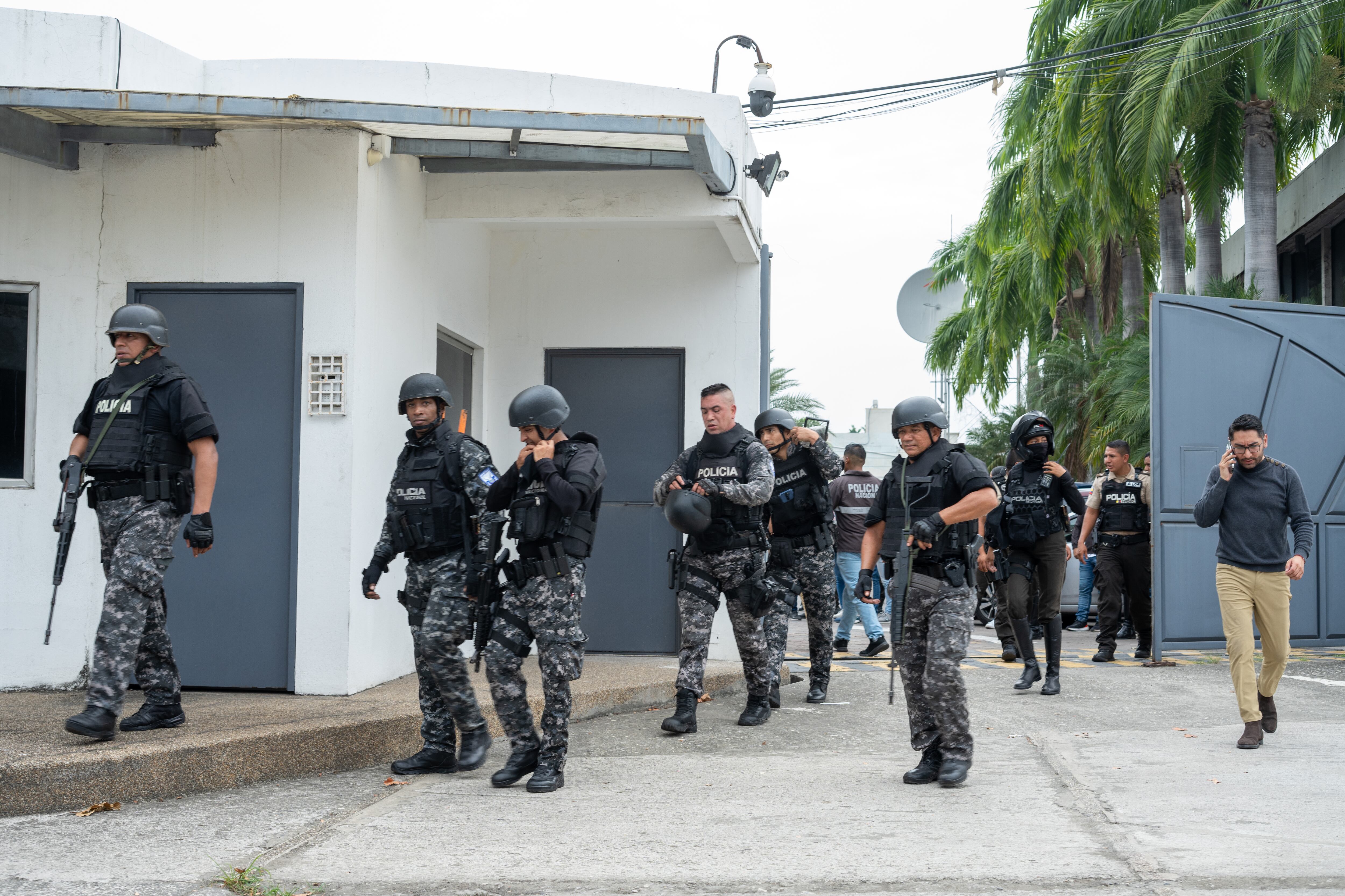 QUI01. GUAYAQUIL (ECUADOR) 09/01/2024.- Policías realizan hoy un operativo en la sede del canal de televisión TC, donde encapuchados armados ingresaron y sometieron a su personal durante una transmisión en vivo, en Guayaquil (Ecuador). Agentes de la Policía Nacional de Ecuador han ingresado en las instalaciones del canal TC Televisión horas después de ser asaltado por un grupo de hombres fuertemente armados que interrumpieron la programación en vivo, amenazando con fusiles, granadas y explosivos a los empleados, y ha detenido al menos a trece personas. EFE/Mauricio Torres