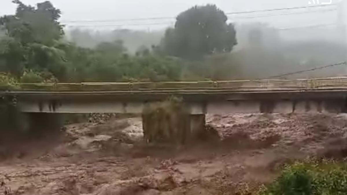 Paso vehicular controlado en la vía Putumayo-Nariño en el municipio de Santiago