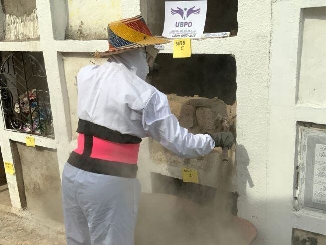 Labores de exhumación de la Unidad de Búsqueda de Personas Desaparecidas en el cementerio de San Juan del Cesar, en La Guajira./ Foto: UBPD