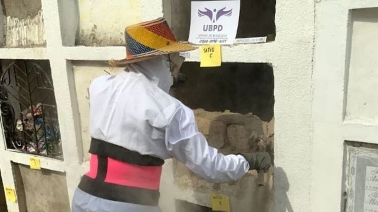 Labores de exhumación de la Unidad de Búsqueda de Personas Desaparecidas en el cementerio de San Juan del Cesar, en La Guajira