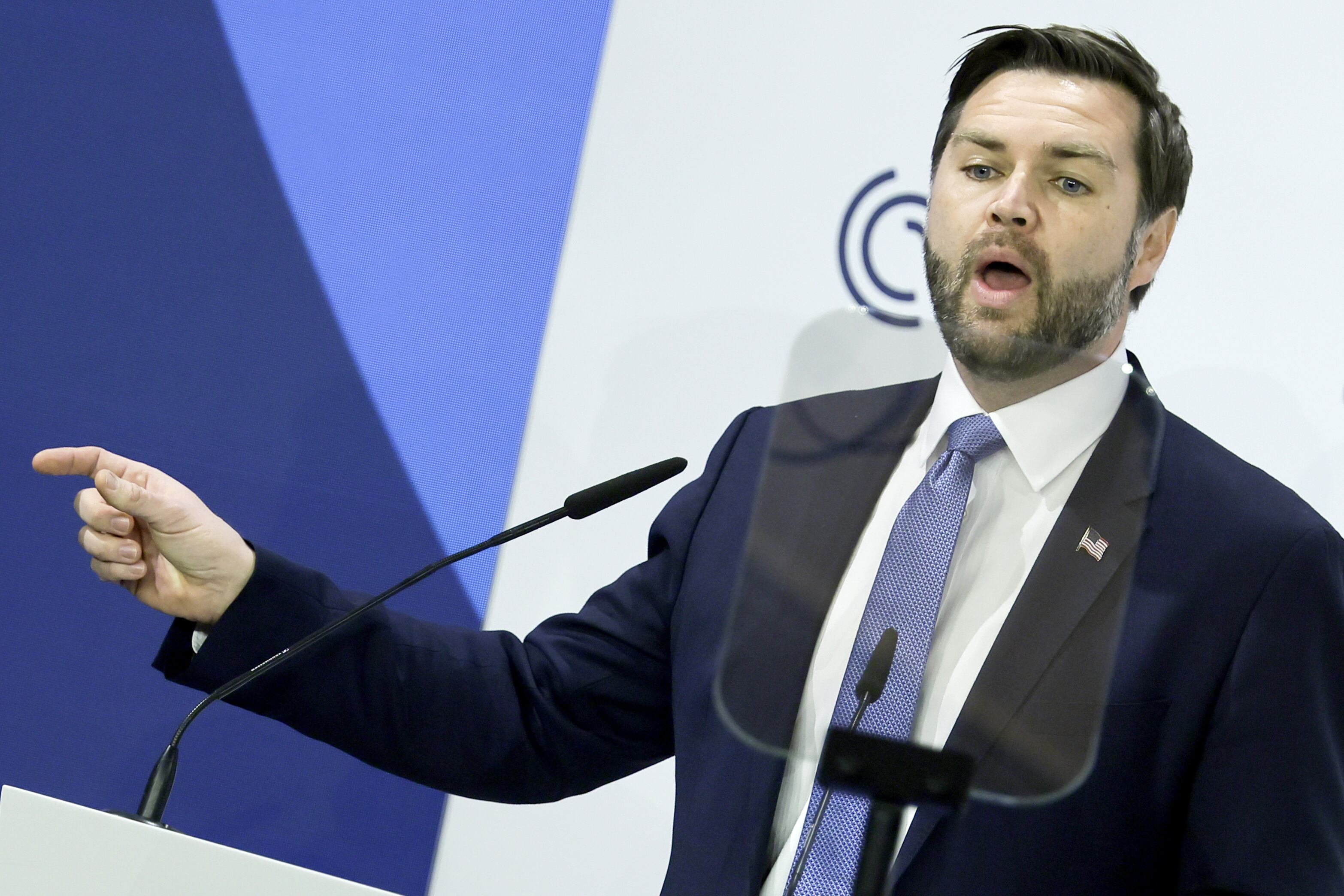 Munich (Germany), 14/02/2025.- US Vice President JD Vance speaks during the 61st Munich Security Conference (MSC), in Munich, Germany, 14 February 2025. High-level international decision-makers meet at the 61st Munich Security Conference in Munich from 14 to 16 February 2025 during their annual meeting to discuss global security issues. (Alemania) EFE/EPA/RONALD WITTEK