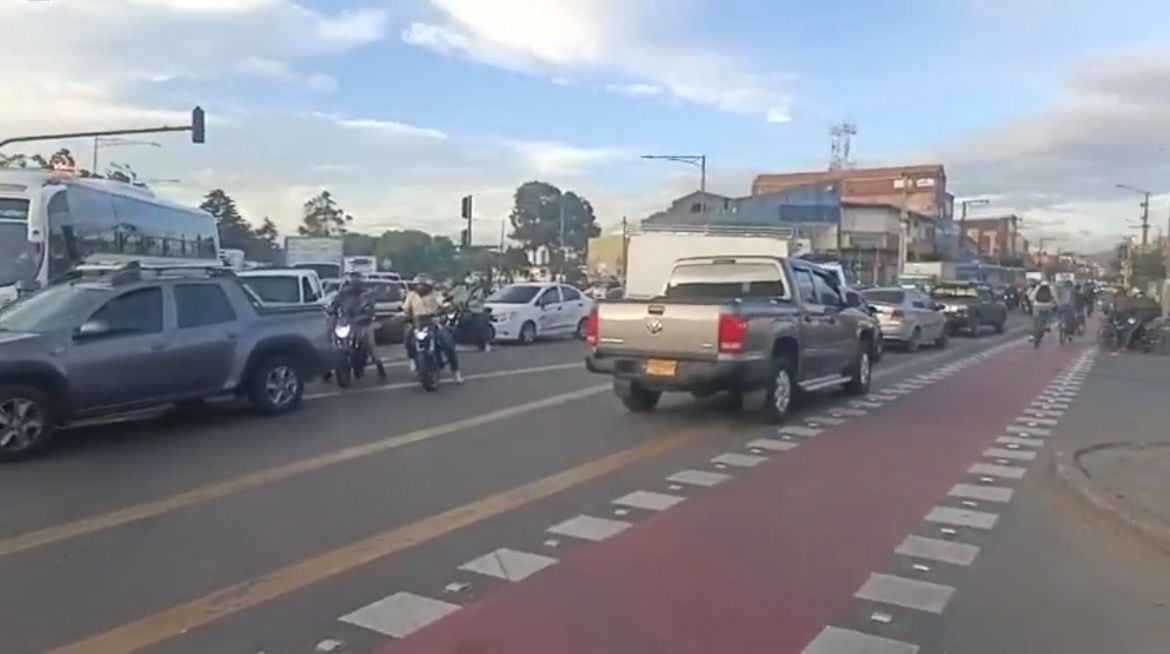 Trancón monumental en la Avenida Boyacá: motociclista murió tras ser atropellado por un camión