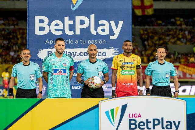 Sebastián Viera en los actos protocolarios del juego Pereira - Junior / Colprensa.