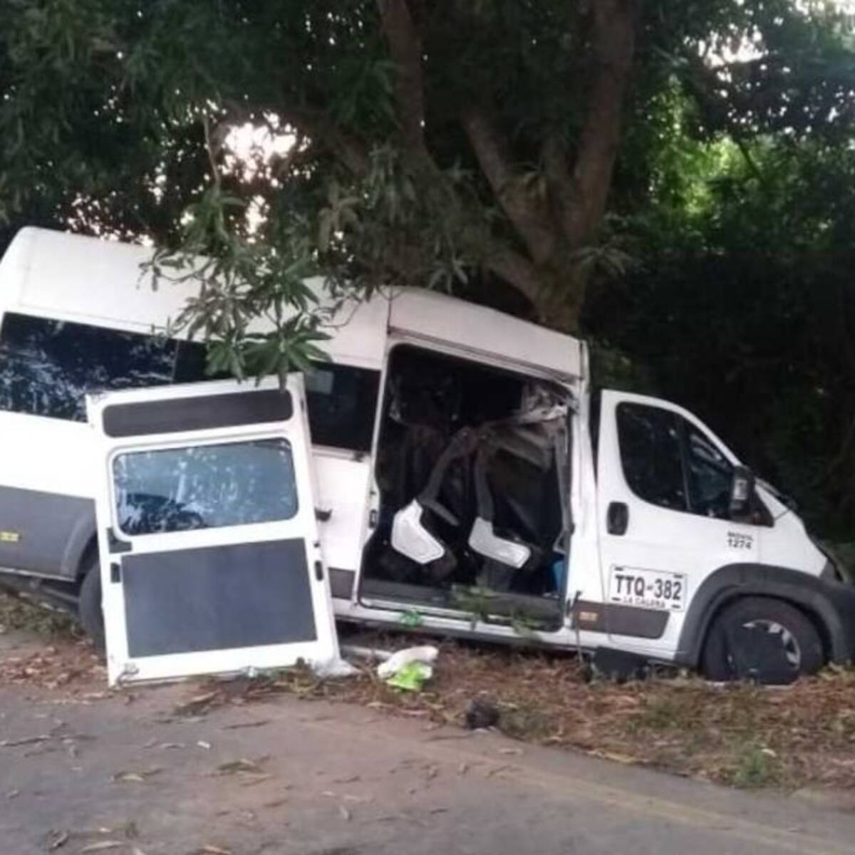Microbús de una empresa turística de Pereira, colisionó contra un árbol