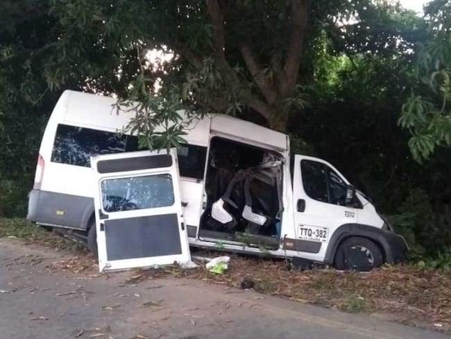 Microbús de una empresa turística de Pereira, colisionó contra un árbol