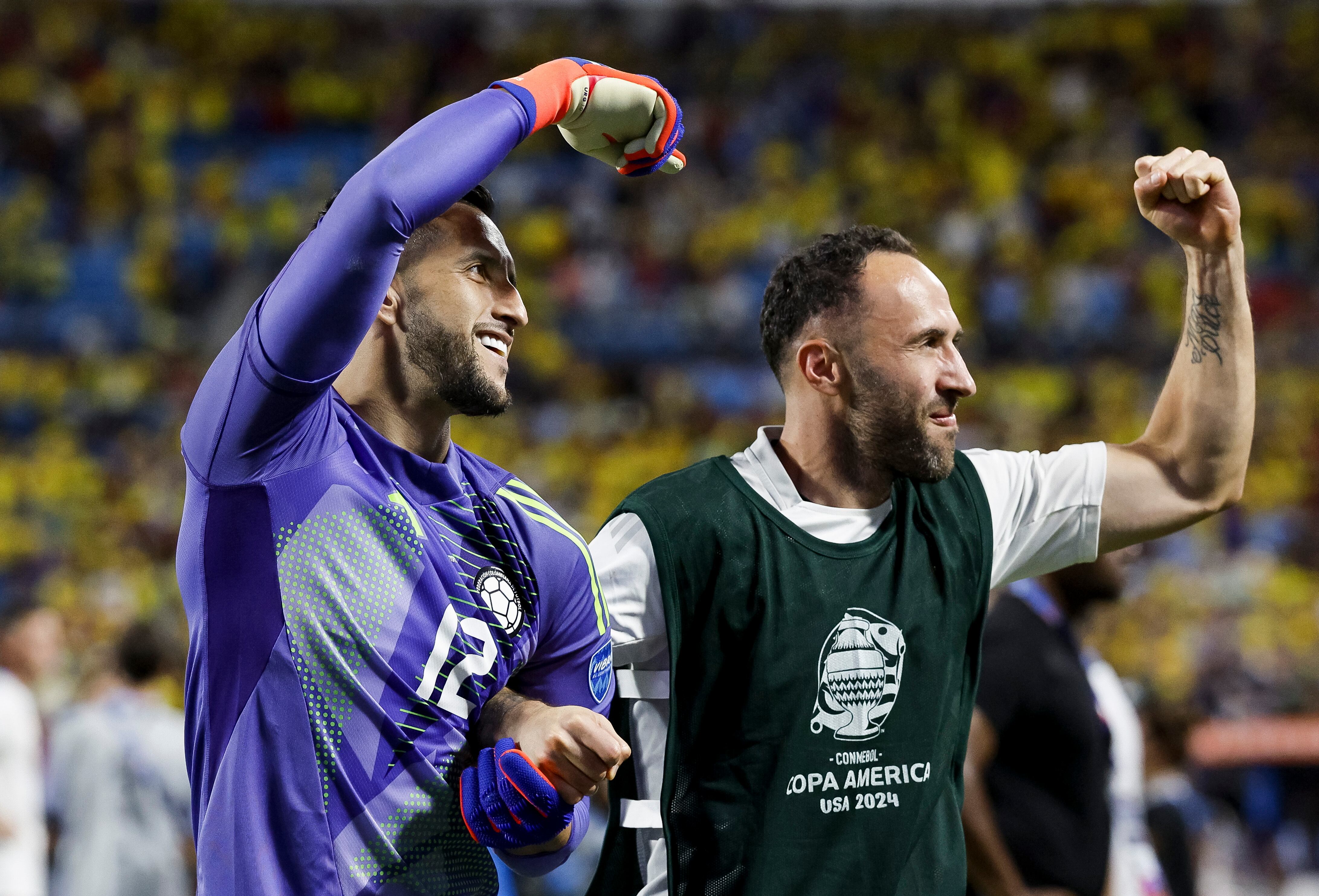 Camilo Vargas celebra junto a David Ospina. EFE/ERIK S. LESSER