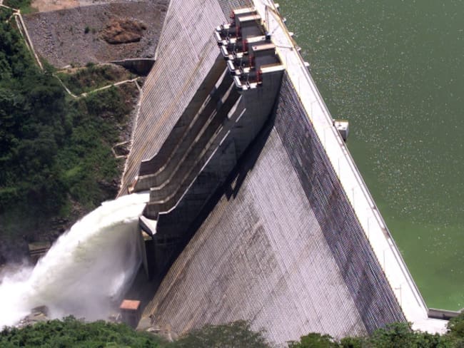 Santos pasa revista a las obras de la central hidroeléctrica Guatapé