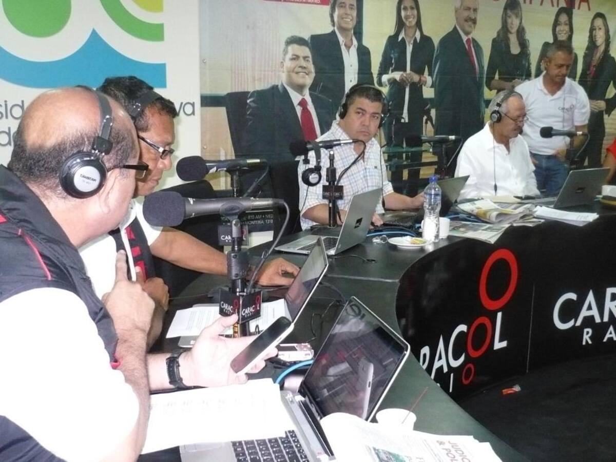 Darío Arizmendi y su equipo transmiten desde la sede de la Universidad Cooperativa en la capital de Magdalena. Fotos: Caracol Radio.