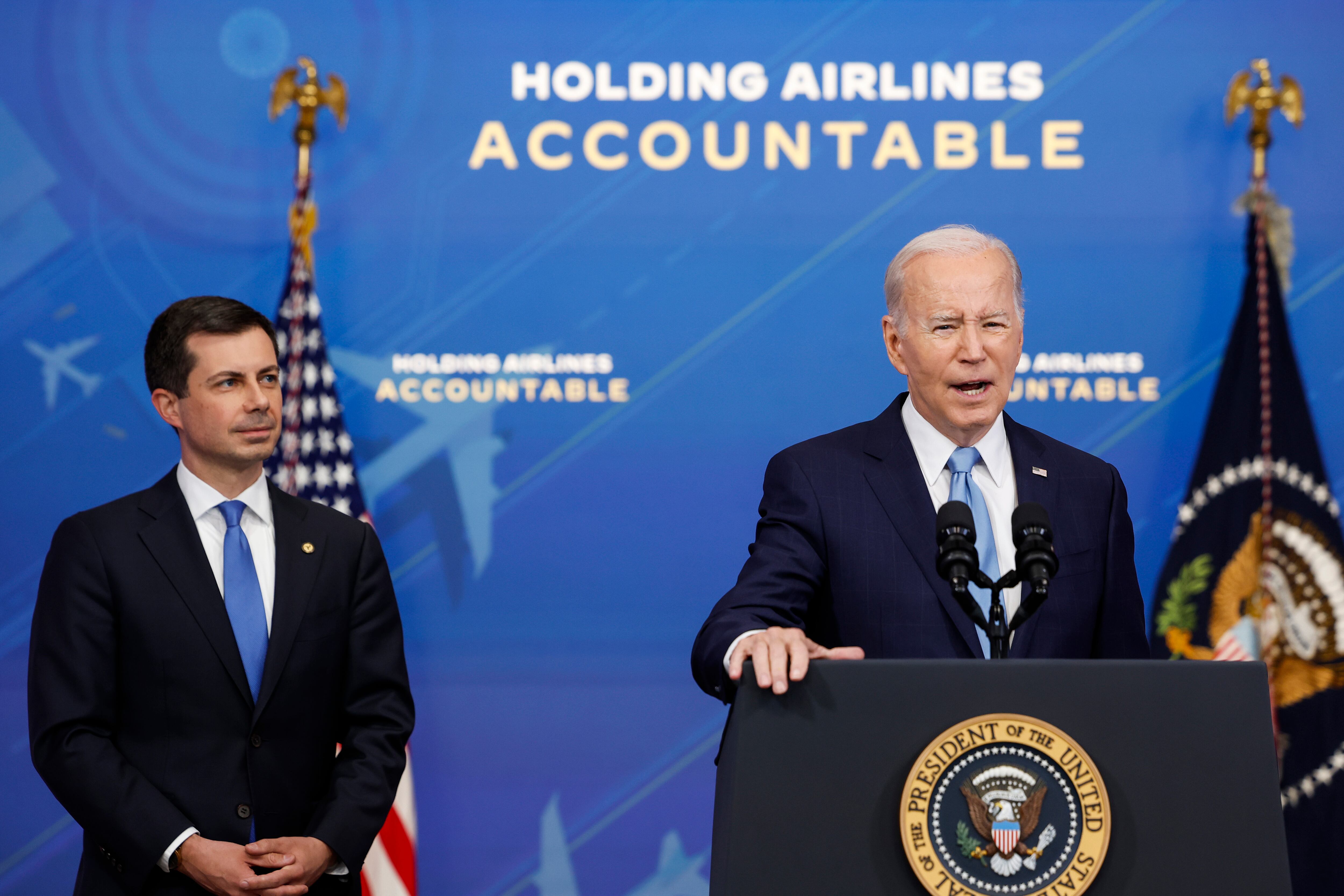 Biden busca mayor compensación para pasajeros por retrasos y cancelaciones de vuelos