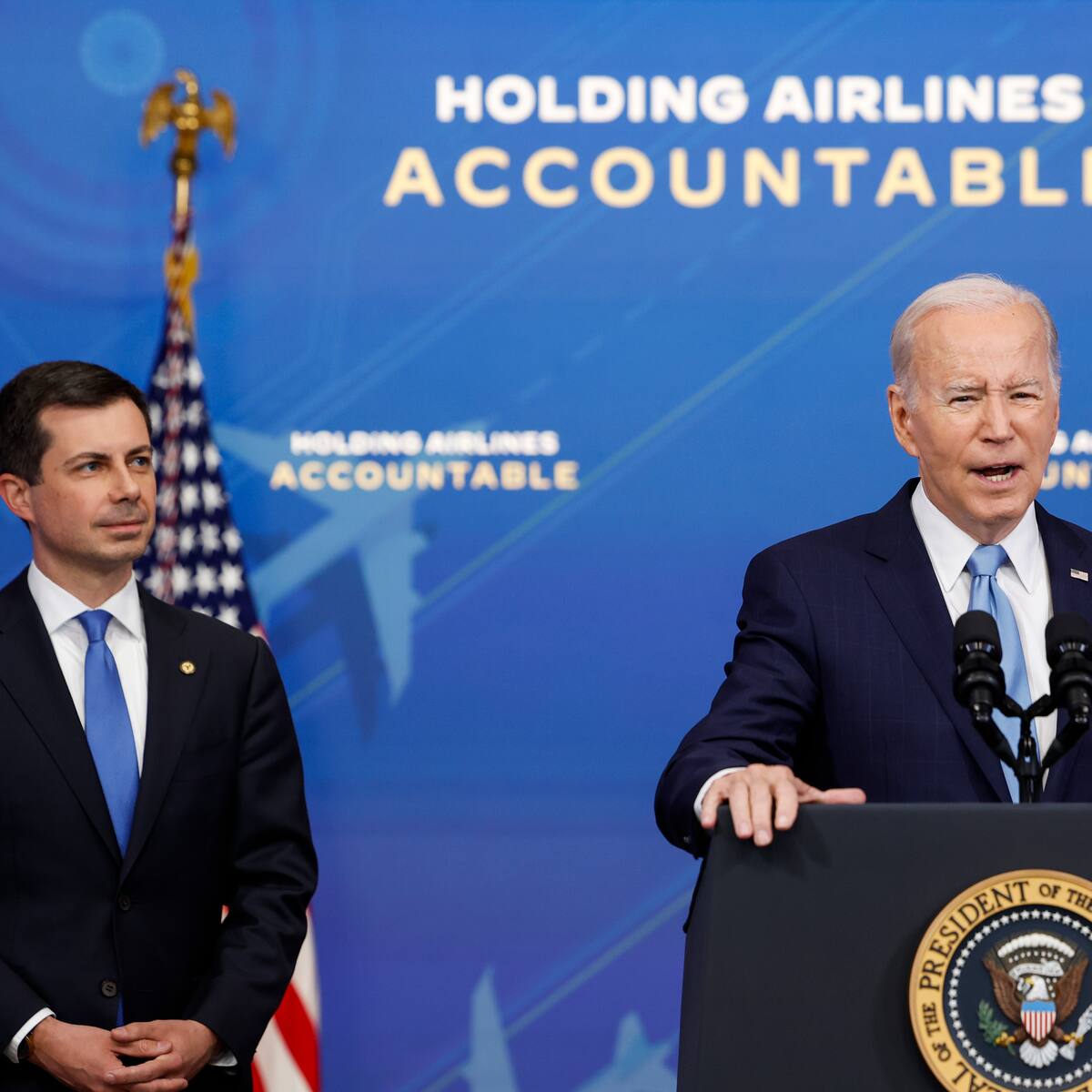 Biden busca mayor compensación para pasajeros por retrasos y cancelaciones de vuelos