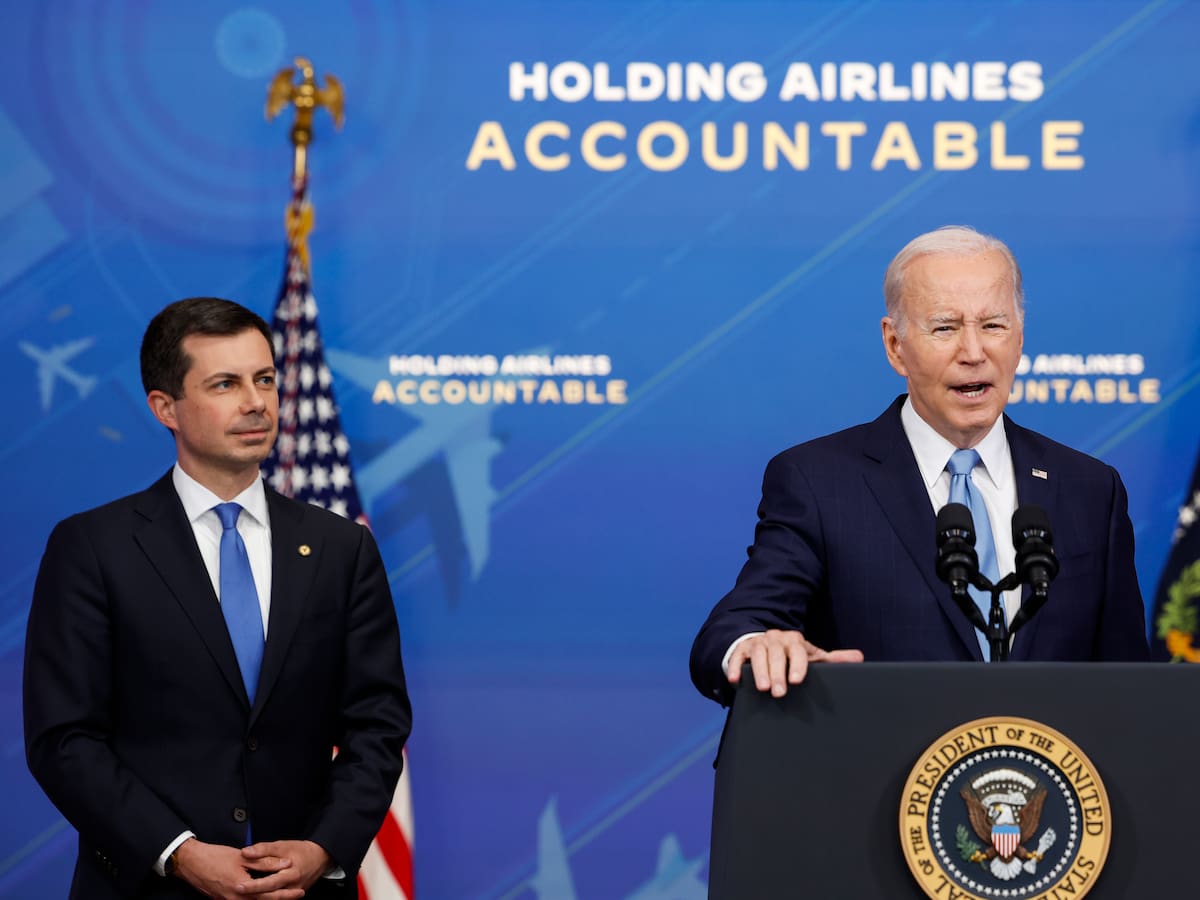 Biden busca mayor compensación para pasajeros por retrasos y cancelaciones de vuelos