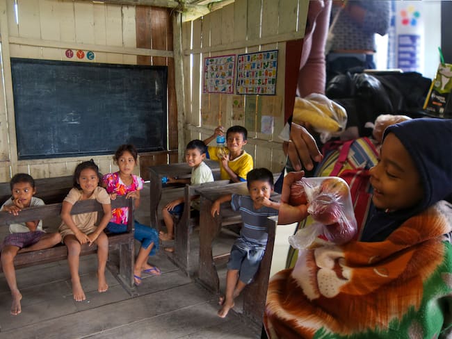 El programa “Wasi Mikuna”, destinado a escuelas en sectores de bajos recursos, dejará de funcionar tras múltiples escándalos de corrupción.
(Foto: Caracol Radio / Getty)