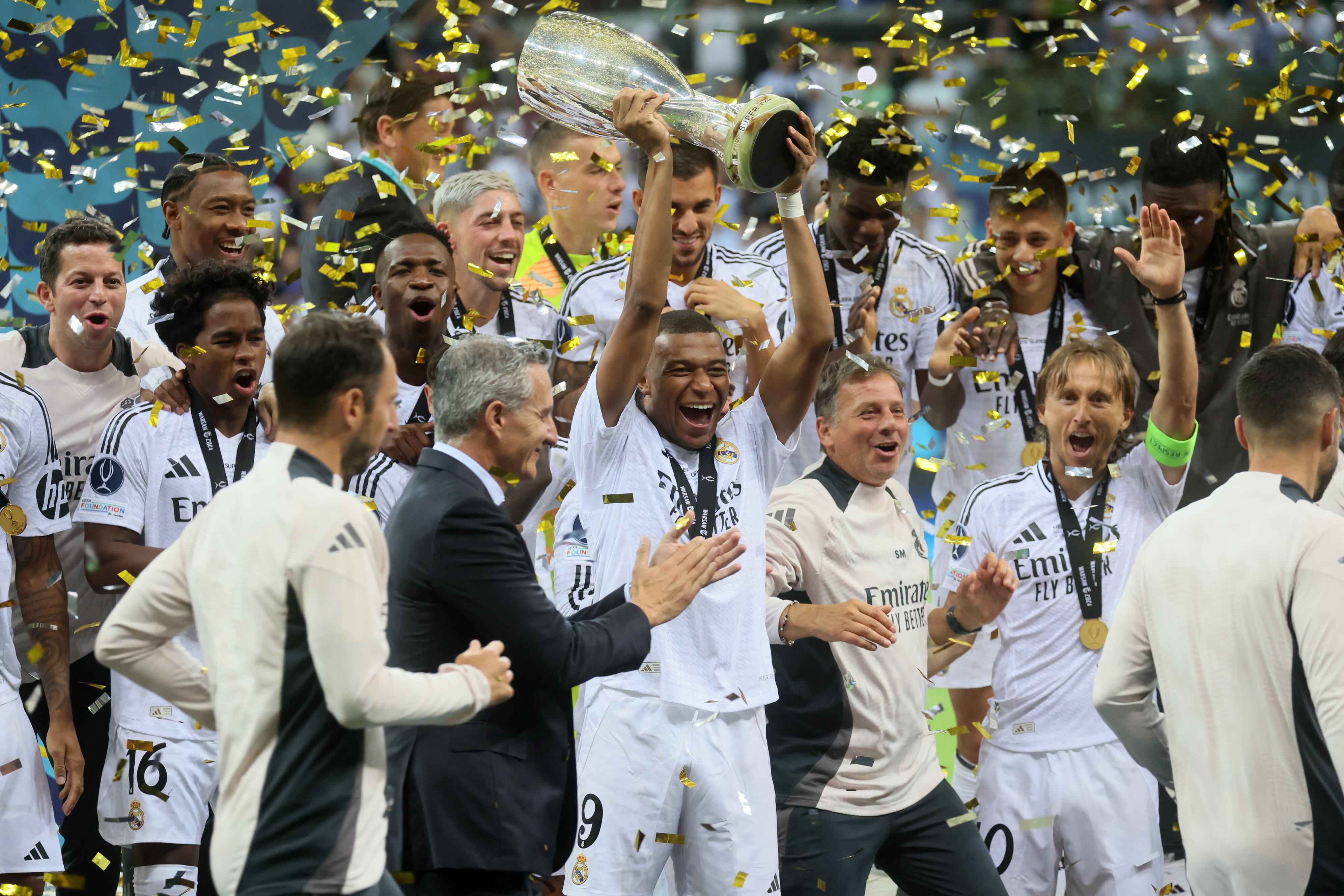 Warsaw (Poland), 14/08/2024.- Real Madrid's Kylian Mbappe lifts the trophy as they celebrate winning the UEFA Super Cup soccer match between Real Madrid and Atalanta BC, in Warsaw, Poland, 14 August 2024. (Polonia, Varsovia) EFE/EPA/Leszek Szymanski POLAND OUT