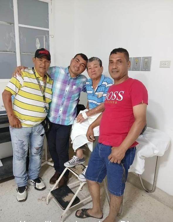 Andrés Vásquez, (segundo de izquierda a derecha) junto a familiares