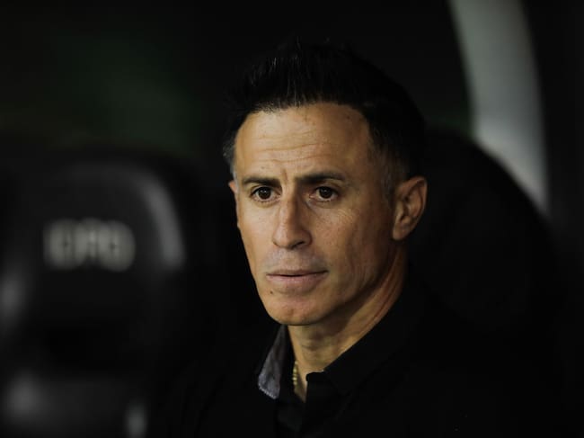 BOGOTA, COLOMBIA - OCTOBER 21: Pablo Peirano head coach of Independiente Santa Fe gestures during a match between Independiente Santa Fe and Millonarios as part of Liga Betplay II at Estadio El Campin on October 21, 2023 in Bogota, Colombia. (Photo by Andres Rot/Getty Images)