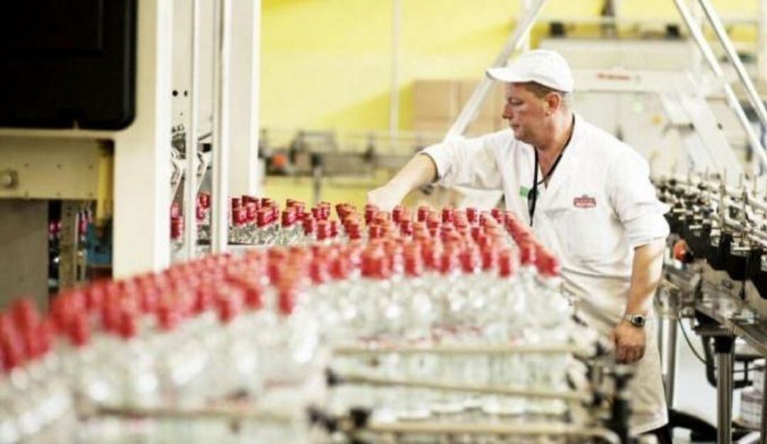 El gerente de la Fábrica de Licores proyecto vente el aguardiente en otros países. 